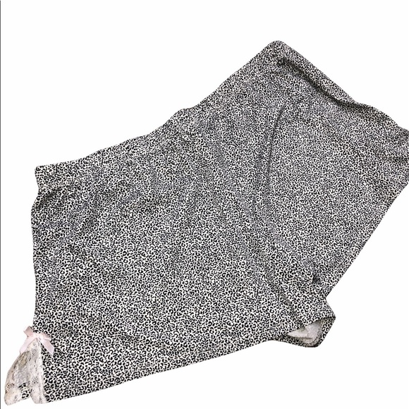 Small cozy leopard print silky night lounge shorts - Picture 2 of 6